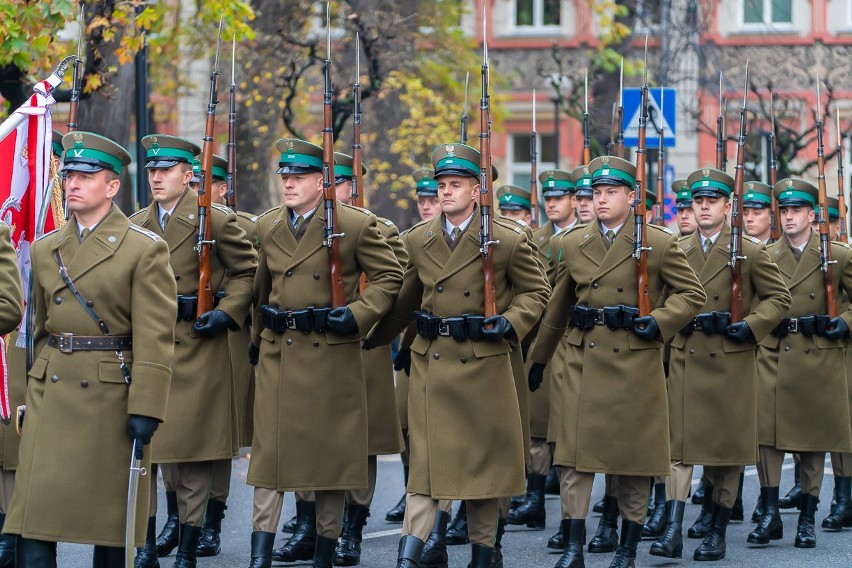 Nowy Sącz. Uroczyste odsłonięcie pomnika Józefa Piłsudskiego. Tłumy na Alejach Wolności [ZDJĘCIA]