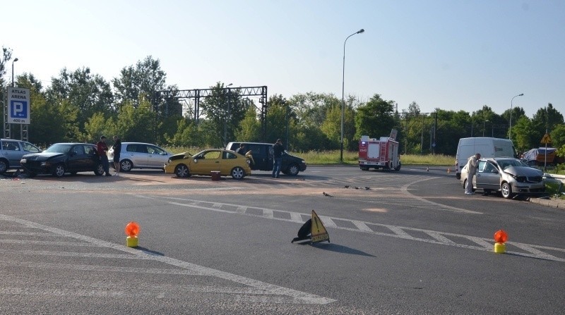 Karambol czterech samochodów przy Bandurskiego! Jedna osoba w szpitalu [zdjęcia]