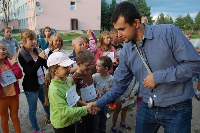 Każdy uczestnik biegu otrzymał gratulacje od Mariusza Mędry, kierownika Pedagogów Ulicznych.