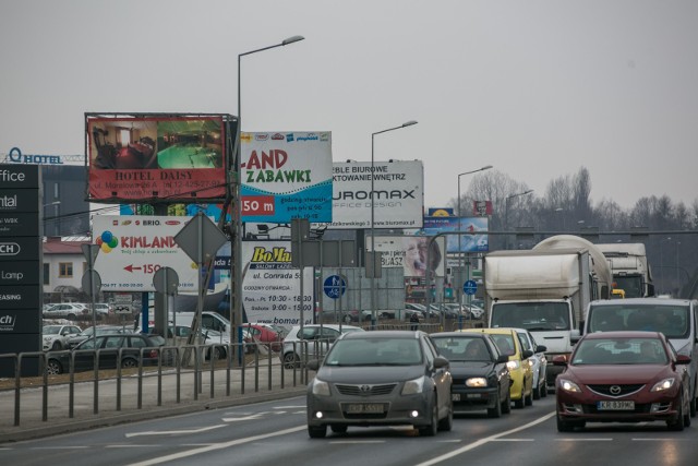 Reklamowa samowola od lat jest zmorą krakowskich ulic