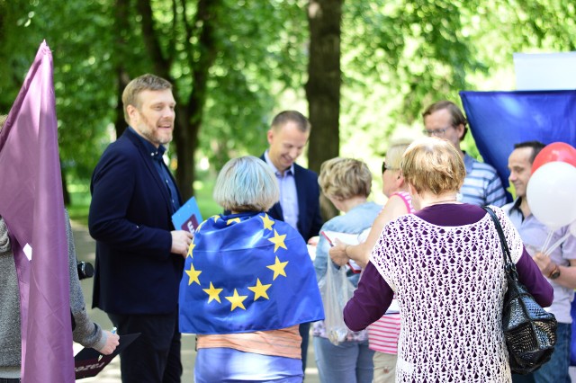 Zamiast pracować długo, pracujmy mądrzej – mówił Adrian Zandberg, przekonując mieszkańców Białegostoku do poparcia ustawy.