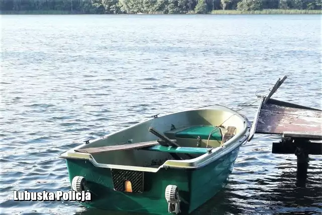 Do niebezpiecznej sytuacji doszło w miejscowości Zagórze w gminie Drezdenko. Dzieci w wieku od 12 do 14 lat na jednym z jezior wsiadły do łódki i postanowiły popływać. - Jednak z uwagi na silny wiatr i fakt, że łódka nie miała wioseł młode osoby znalazły się w niebezpieczeństwie. Powiadomieni o sytuacji policjanci z Drezdenka błyskawicznie pojawili się na miejscu. W odległości około 800 metrów od miejsca, w który dzieci wsiadły do łodzi, policjanci sprowadzili młode osoby na brzeg - informuje mł. asp. Tomasz Bartos z Komendy Powiatowej Policji w Strzelcach Krajeńskich.Czworo dzieci postanowiło spędzić wolny czas nad jeziorem. Dwoje z nich zauważyło łódkę, na którą wsiadło. Niestety, silny wiatr, wypchnął je w głąb jeziora. Dzieci nie miały ze sobą wioseł i same nie były w stanie dopłynąć do brzegu. Na szczęście groźną sytuację zauważył wędkarz, który o sprawie powiadomił policję. Na miejscu błyskawicznie pojawili się st. sierż. Adam Wojcieszak i asp. szt. Waldemar Bakowicz z Komisariatu Policji w Drezdenku. Kiedy łódź z młodymi osobami znajdowała się bliżej brzegu przy jednym z pomostów, policjanci ściągnęli łódkę do brzegu. WIDEO: Gorzowscy policjanci zabezpieczyli ponad 2 kg marihuany, amfetaminę i LSD. Zatrzymano dwie osoby