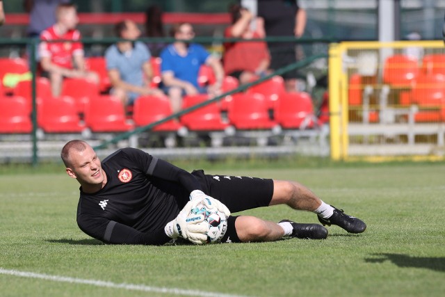 Bramkarz Widzewa Jakub Wrąbel