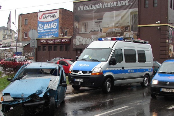 Sprawca zderzenia wyleciał  przez przednie okno cinquecento.