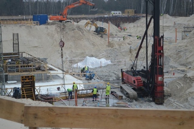 Budowlańcy pilnują dziś wraku jak oka w głowie, zabraniają osobom postronnym dostępu do niego.