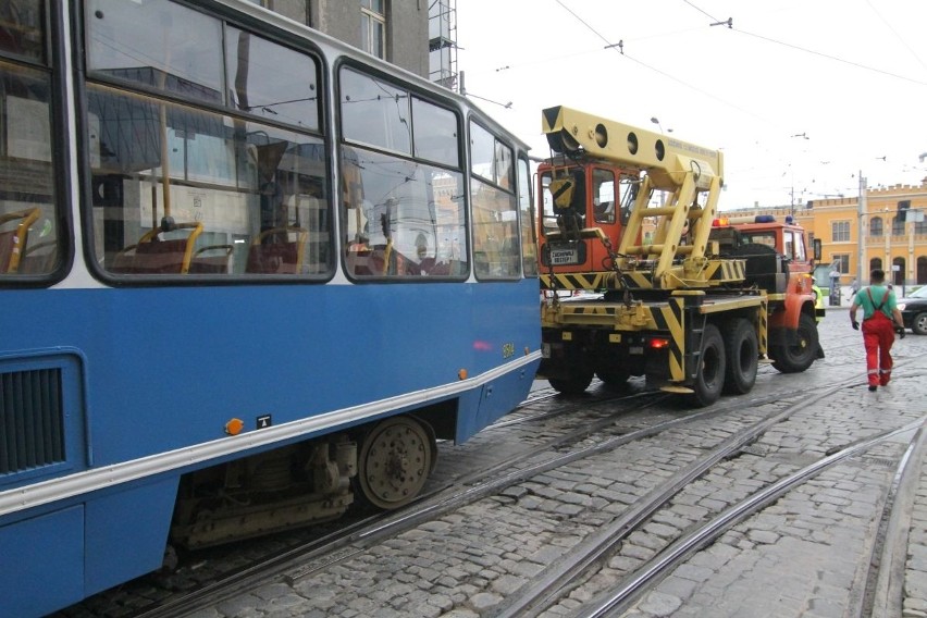 Przy Dworcu Głównym wykoleił się tramwaj  [ZDJĘCIA]