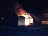 Pożar składowiska opon w opuszczonym budynku w Prudniku. Dziesięć zastępów straży walczy z ogniem 