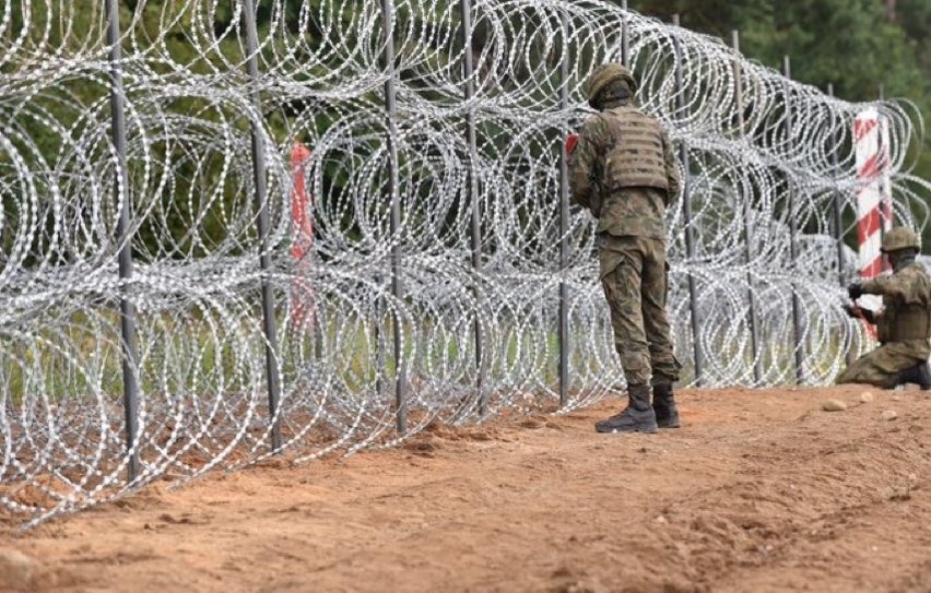 Wojsko zniknęło, drut żyletkowy na Bugu został - i nadal zagraża. Kto się tym zajmie? "Były przypadki okaleczeń zwierząt"