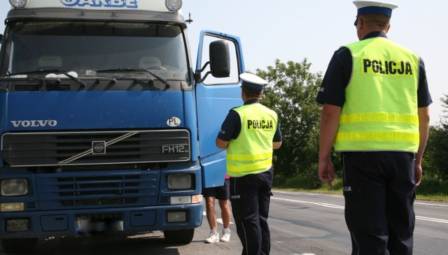 Policjanci szczególną uwagę zwracali na kierowców samochodów ciężarowych, busów i autokarów.