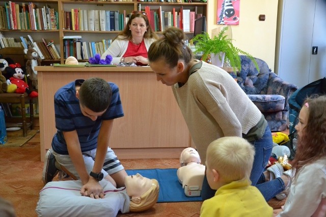 Tradycją się już stało, że w czasie wakacji w każdy czwartek w Miejskiej Bibliotece Publicznej w Lipnie odbywają się zajęcia dla dzieci. W ten sposób bibliotekarze pokazują im, że wśród książek można atrakcyjnie spędzać czas. Tak też było ostatnio. Najpierw uczestnicy przekonali się na czym polega „malowanie nożyczkami”. Technikę tę wymyślił francuski malarz Henri Matisse, kiedy po operacji został przykuty do łóżka i nie mógł już malować. To nic innego, jak wycinanki z papieru naklejane na brystol. Wystarczy uruchomić swoją wyobraźnię, by stworzyć nietuzinkowy obrazek, który z powodzeniem można powiesić na ścianie w swoim pokoju. Po śniadaniu dzięki życzliwości P.H.U. Drwal BHP i P. Poż. W Lipnie czekały na dzieci praktyczne zajęcia z udzielanie pierwszej pomocy. Nawet mogły przećwiczyć resuscytację krążeniowo – oddechową. To umiejętność, która może uratować komuś życie. A kolejne zajęcia już w najbliższy czwartek. W planach jest wykonywanie kolażu z liści i robienie lalki ze skarpetki.Więcej we wtorkowym wydaniu „Tygodnika Lipnowskiego”.   Wideo. Flash Info odc. 23