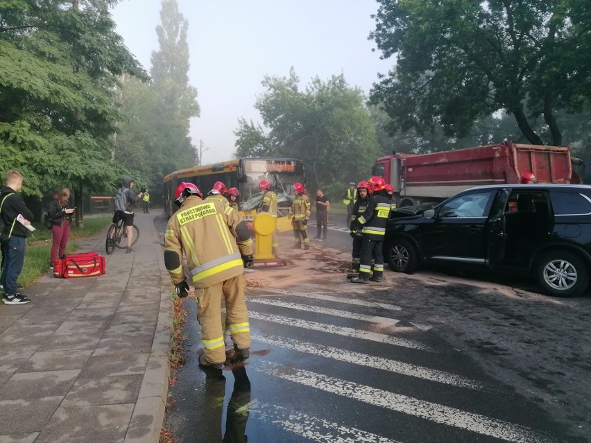 Groźny wypadek na Zdrowiu. Autobus zderzył się z samochodem osobowym ZDJĘCIA