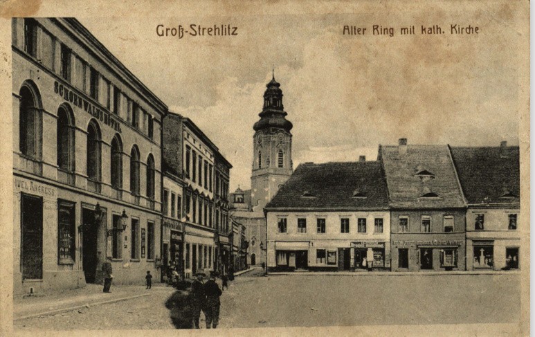 Strzelce Opolskie : stary rynek z kościołem katolickim. Rok...