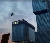 Katowice. Dwie osoby skoczyły ze spadochronem z biurowca KTW II. To najwyższy budynek w Katowicach
