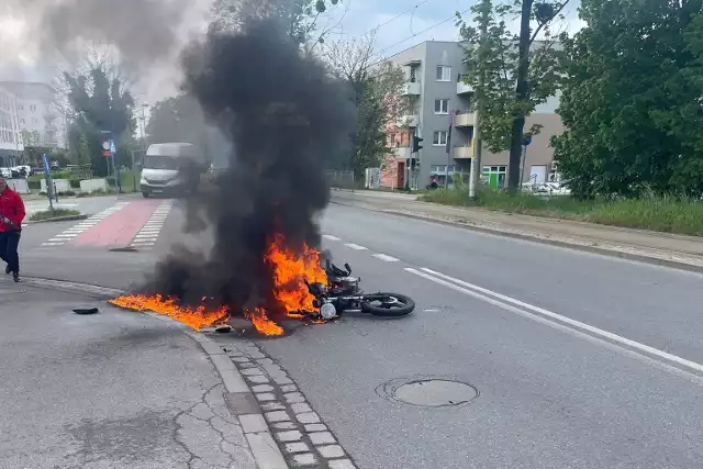 Po zderzeniu motocykl stanął w płomieniach! Jechały nim dwie osoby. Mężczyzna uciekł, a kobieta jest opatrywana w karetce pogotowia.