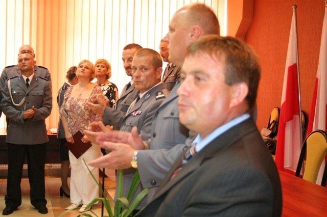 Wójt Antoni Cymbalak (z prawej) podczas ubiegłorocznych obchodów Święta Policji w Andrzejewie.