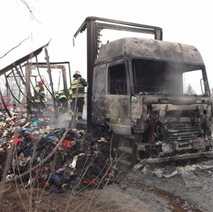 Ciężarówka przewoziła 17 ton używanych ubrań z Niemiec do Polski. Ogień doszczętnie zniszczył samochód.