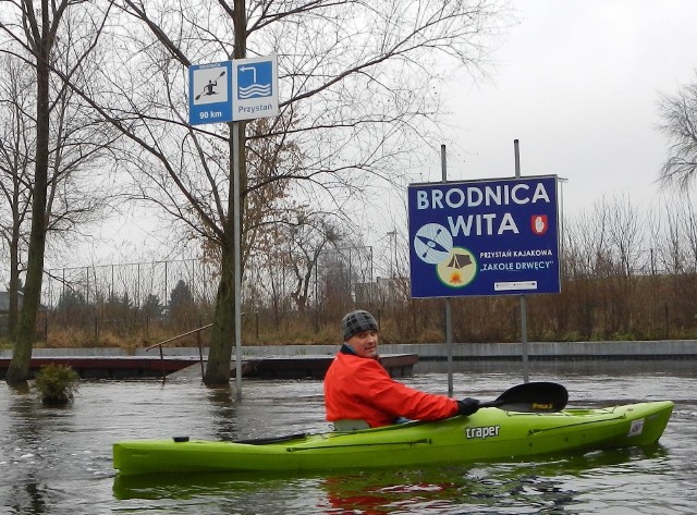 90 km to odległość z Brodnicy do ujścia Drwęcy. Obok znak wskazujący miejsce lądowania kajakarzy na terenie przystani.