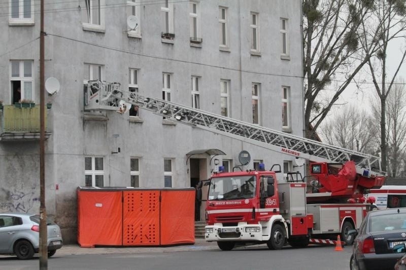 Wrocław: Rodzinna awantura na Brochowie. Z nożem w ręku groził ojcu i policjantom (ZDJĘCIA)