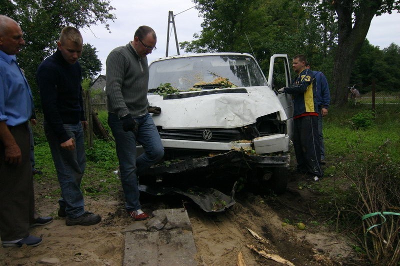 Samochód volkswagen transporter wiozący drewno uderzyl w...