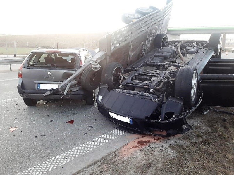 Wypadek na A1. Porsche cayenne spadło z lawety na autostradzie A1 pod Łodzią! [zdjęcia]
