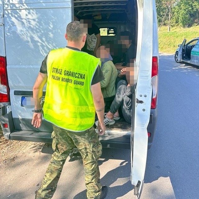 Gorzowscy strażnicy graniczni chcieli skontrolować na drodze kierowcę dostawczego citroena.