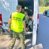 Pościg za "kurierem" w Lubuskiem. 17-latek przewoził kilkudziesięciu migrantów 
