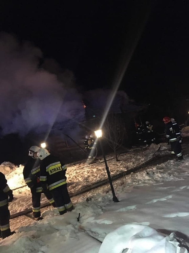 Domek z bali spłonął nieomal doszczętnie, z ogniem walczyło aż 7 zastępów strażaków