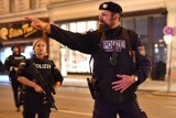 Atak terrorystyczny w Wiedniu. Strzelanina w stolicy Austrii. Policjanci ścigają zamachowców. Są ofiary
