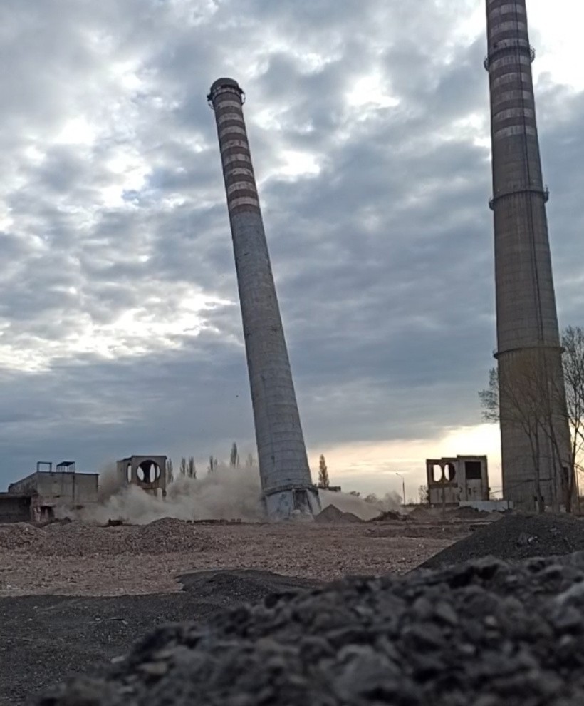 Głośna eksplozja w Żydowcach. Wysadzili betonowy komin na terenie dawnej fabryki Wiskord