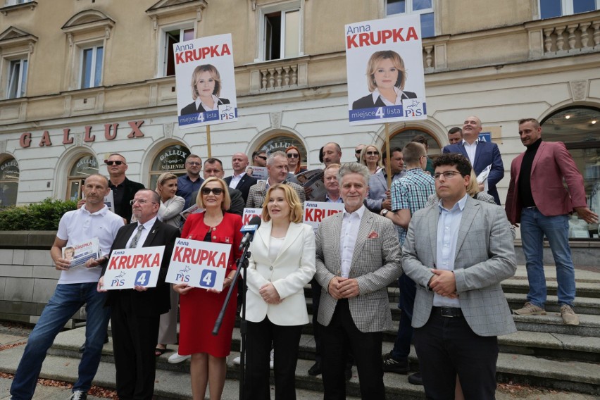 Anna Krupka podsumowała w Kielcach kampanię przed wyborami do Parlamentu Europejskiego. Wsparła ją mocna drużyna. Zobaczcie zdjęcia i film