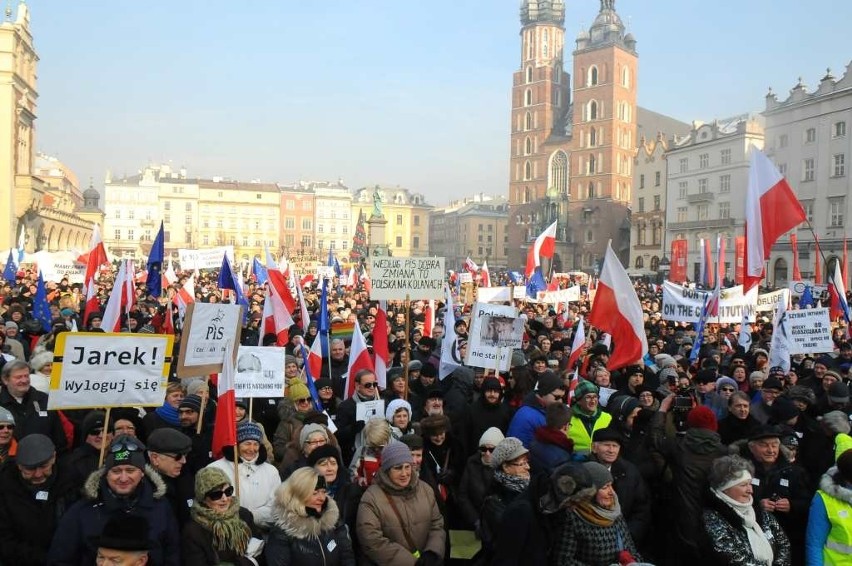 Manifestacja KOD w Krakowie. Protesty pod hasłem "W obronie Twojej wolności" [ZDJĘCIA, WIDEO]