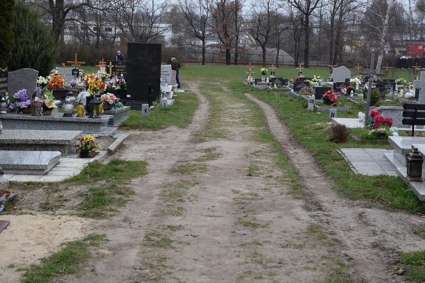 Oprócz głównej drogi na cmentarzu komunalnym w Inowrocławiu,...