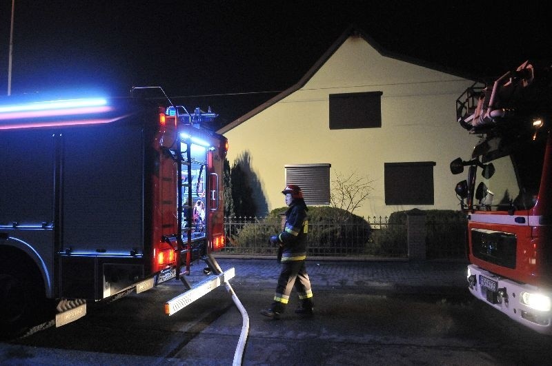 Wieczorna akcja kostrzyńskich strażaków. Płomienie pojawiły się na poddaszu (zdjęcia)