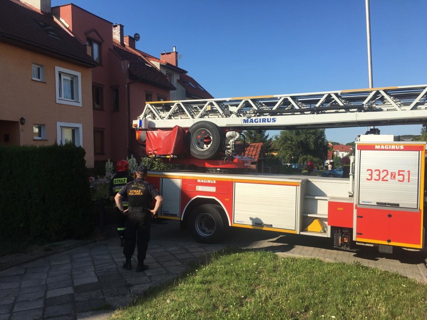 Do pożaru doszło po godzinie 17 w jednym z domków na ulicy...