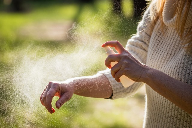 Ostatnio niezbędnik każdego spacerowicza - środek w sprayu na komary