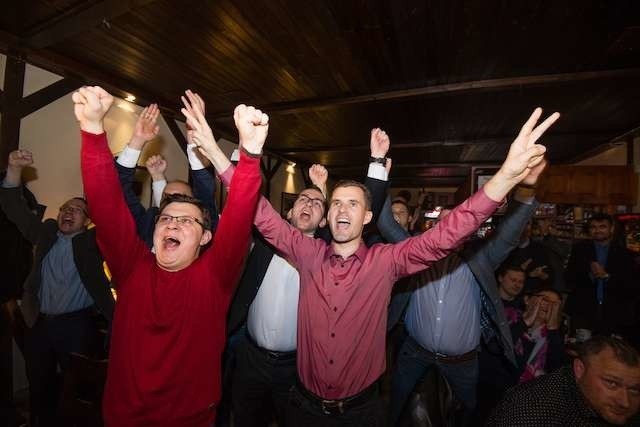 Po ogłoszeniu pierwszych sondażowych wyników wyborów w pubie „Jadwiga”, gdzie spotkali się kandydaci i zwolennicy Prawa i Sprawiedliwości z okręgu toruńsko-włocławskiego, zapanowała żywiołowa radość