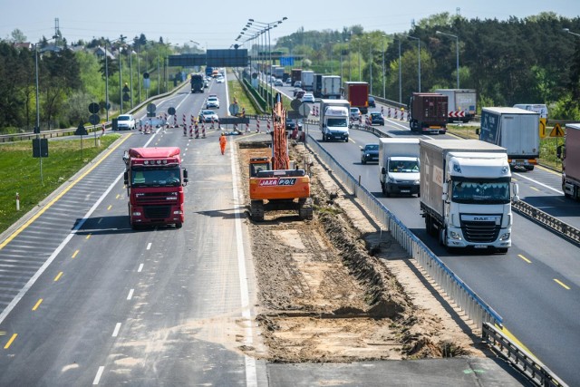 Na autostradowej obwodnicy Poznania trwa budowa trzeciego pasa.