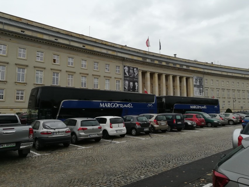 Autokary firmy Margo Trans zablokowały parking pod urzędem...