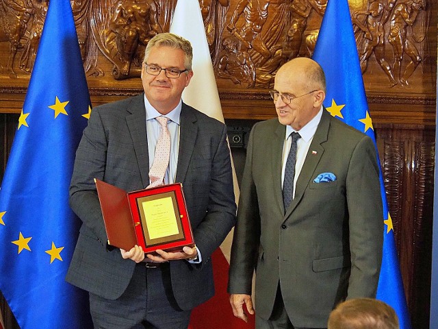 Minister spraw zagranicznych Zbigniew Rau wręczył w pałacu Biedermanna (UŁ) w Łodzi nagrody i wyróżnienia w Konkursie Historycznym MSZ.