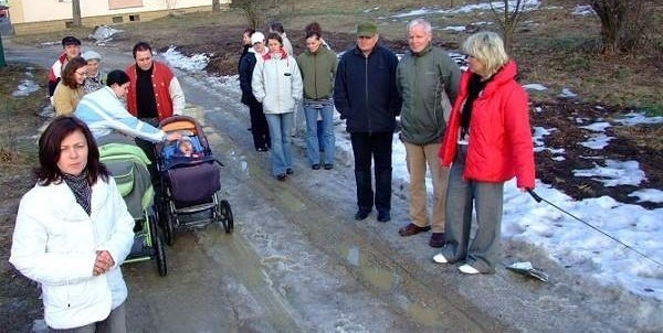 - Tą drogą nie da się chodzić - mówią mieszkańcy.