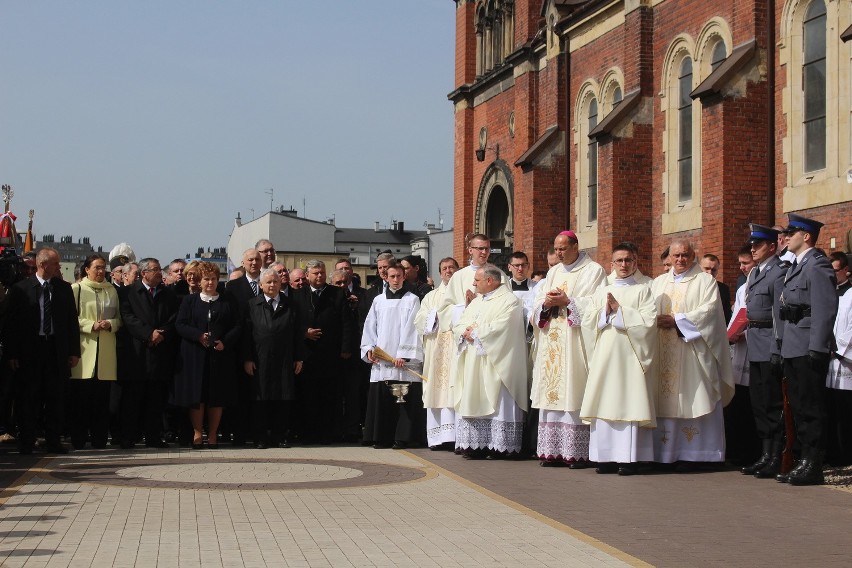 Tablicę pamiątkową ku czci ofiar katastrofy smoleńskiej...