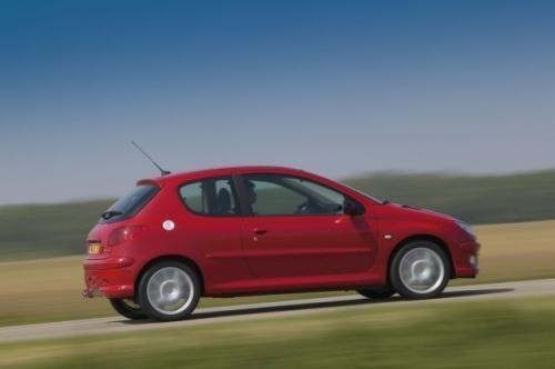 Fot. Peugeot: Pojazd oferowano w szerokiej gamie jednostek...
