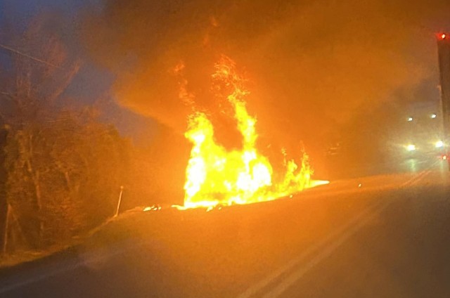 Dostawczy samochód spalił się niemal doszczętnie na drodze krajowej numer 50 w gminie Pniewy.