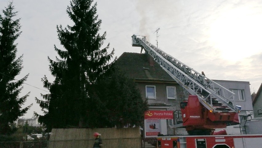 - Na Okulickiego trwa akcja dogaszania komina w którym...