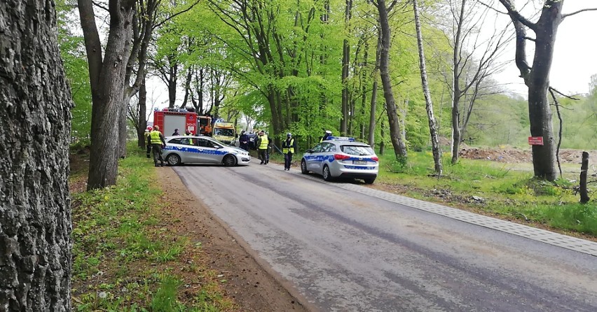 Wypadek w Machowinie. Dwie osoby były zakleszczone w aucie [ZDJĘCIA]