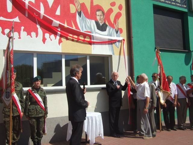 Odsłonięcie podobizny ks. Jerzego Popiełuszki na ścianie siedziby delegatury NSZZ "Solidarność" w Ostrowcu Św.