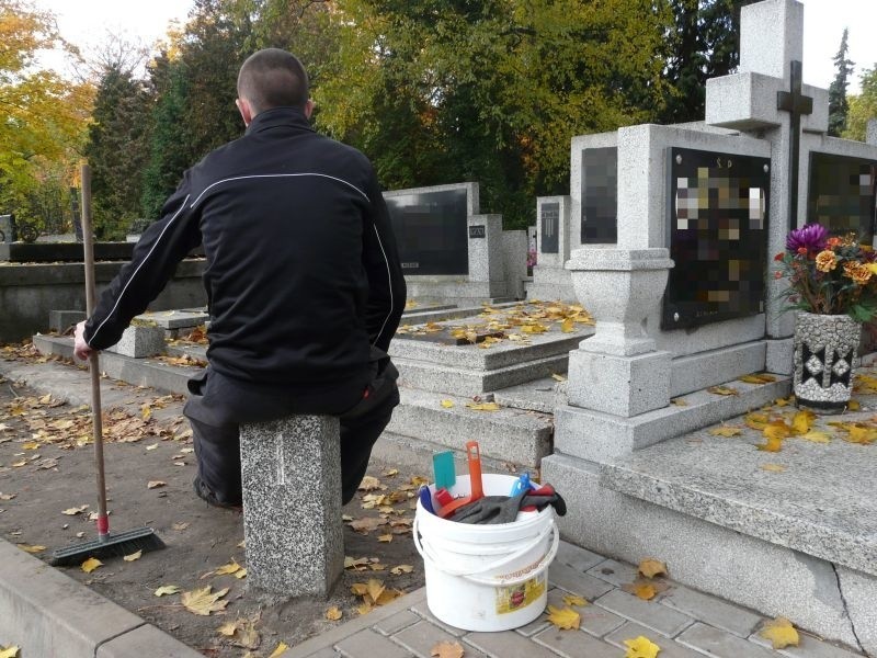 Posprzątanie grobu można zlecić takim osobom, jak pan...