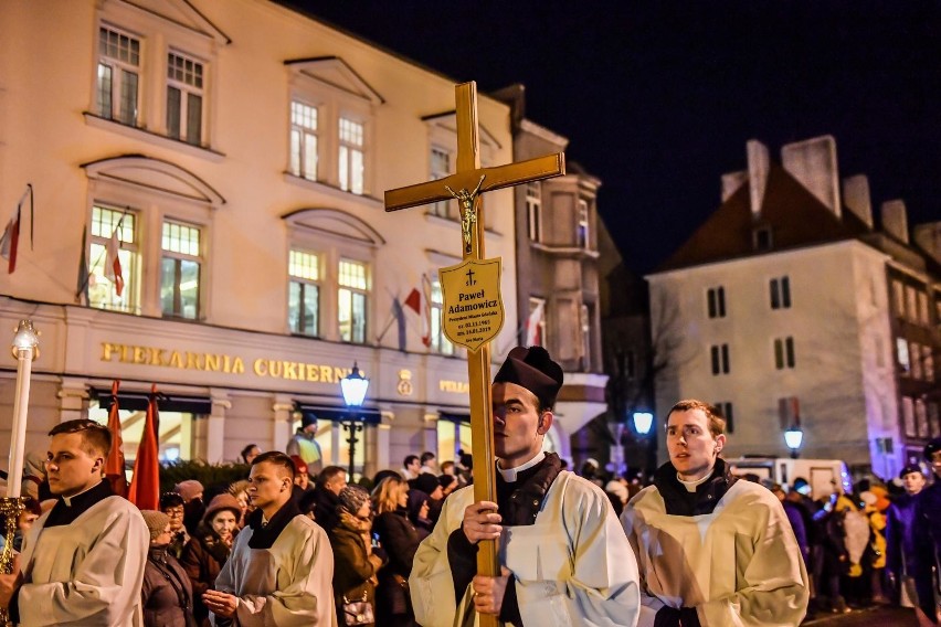 Kondukt żałobny i pożegnanie prezydenta w Bazylice...