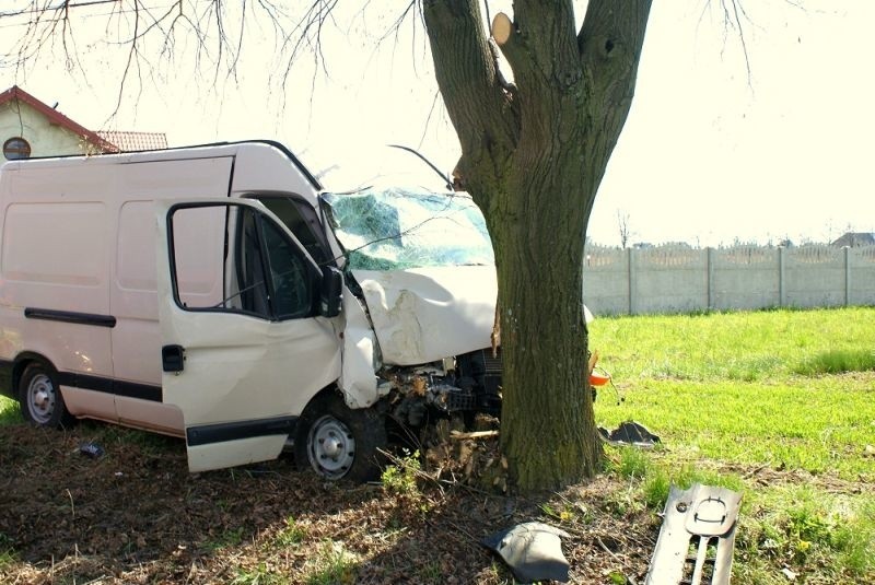 Wypadek pod Brzezinami [zdjęcia] Samochód wjechał w drzewo!