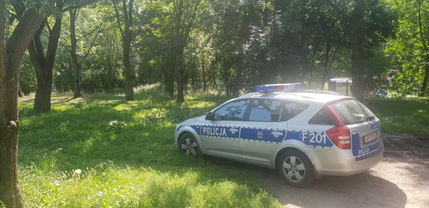 Tajemnicza śmierć mężczyzny w zarośniętej części parku na Starym Widzewie ZDJĘCIA